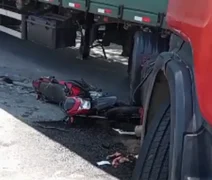 VÍDEOS: Motociclista fica ferido em colisão com caminhão na Avenida Durval de Góes Monteiro