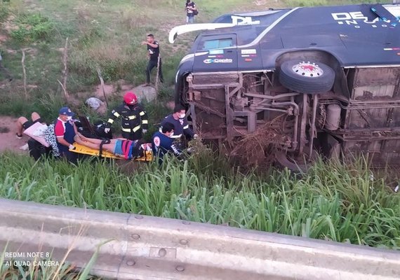 Ônibus da banda do cantor Devinho Novaes tomba em rodovia e integrantes ficam feridos