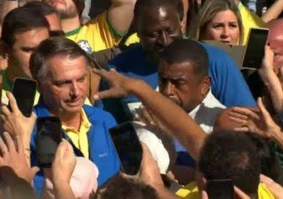 Bolsonaro chega a ato na Paulista ao lado de governadores e parlamentares