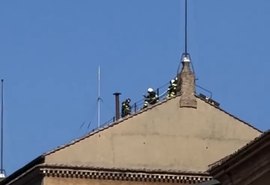 Chaminé que anunciará sucessor do papa Francisco é instalada na Capela Sistina