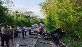 [VÍDEO] Grave acidente entre carreta e carros deixa um morto no interior de AL