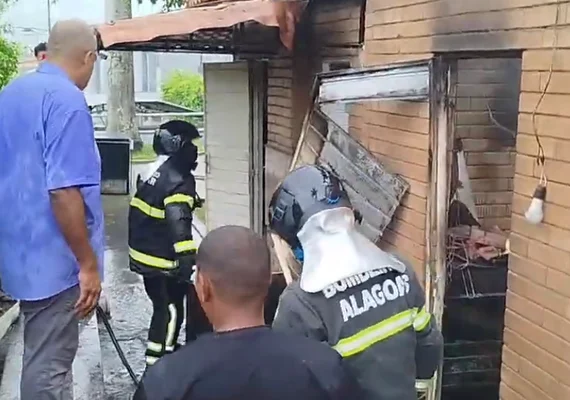 Susto no Centro: Incêndio destrói quiosque na Praça da Matriz em, AL