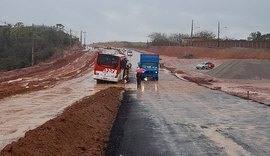 Chuva: ônibus atola em trecho incompleto da Ecovia Norte