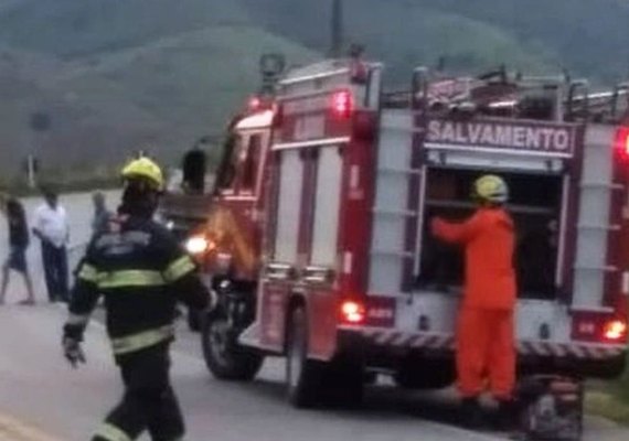 Condutor perde controle de direção e veículo cai em ribanceira às margens da AL-105