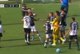 Chute na cabeça e troca de socos: jogo na Série C é marcado por violência; veja video