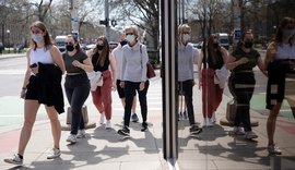 Vacinados podem ficar sem máscara na maioria dos lugares nos EUA