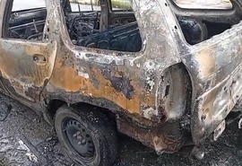 Carro pega fogo e assusta moradores no Tabuleiro do Martins