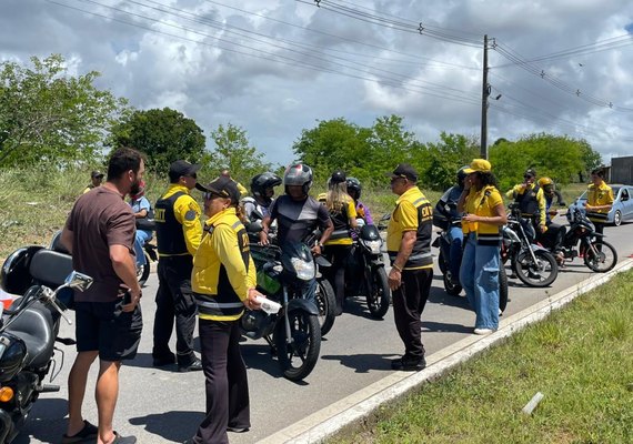 DMTT promove ação educativa com motociclistas na Avenida Rota do Mar