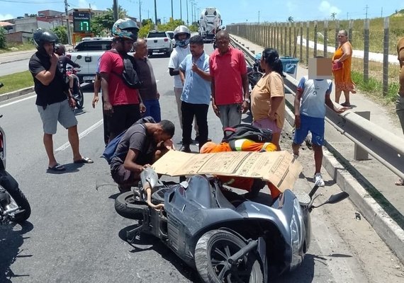 Motociclista morre em colisão com caminhão na Avenida Josefa de Melo, em Maceió