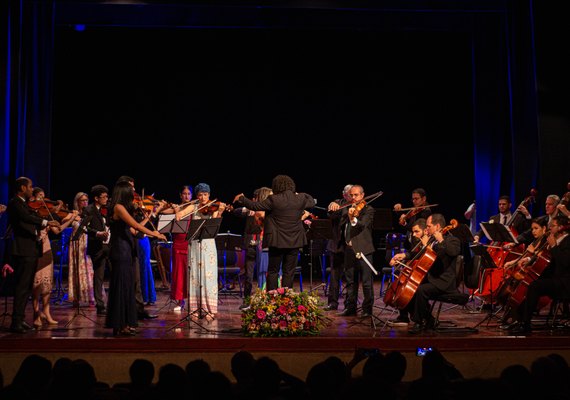 Formado por cooperativa de músicos, Orquestra Filarmônica se apresenta no Teatro Deodoro