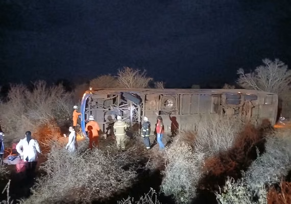 Acidente com ônibus deixa oito mortos e feridos na BR-122 na Bahia