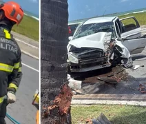 Carro colide contra coqueiro e motorista fica preso às ferragens na Av.﻿ Assis Chateaubriand
