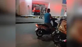 Carro invade agência bancária e motorista foge após destruir fachada