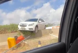 Carro fica preso em mureta após acidente na AL-115, em Arapiraca