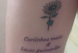 Fã homenageia  Carlinhos Maia e Lucas Guimarães fazendo tatuagem com seus nomes