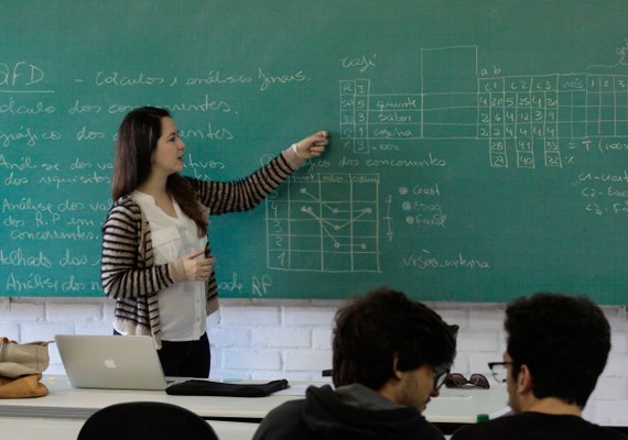 Aumento da Educação: veja como fica a situação de monitores e aposentados