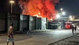 Incêndio de grandes proporções destrói bancas em Mercado Público