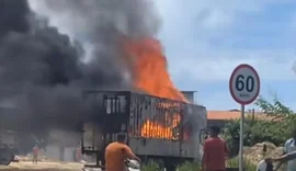 Caminhão pega fogo após atingir fiação elétrica na divisa entre Alagoas e Pernambuco