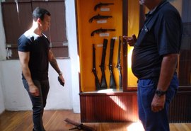 Delegado afirma que morador de rua acusado de furtar armas não é autor do crime