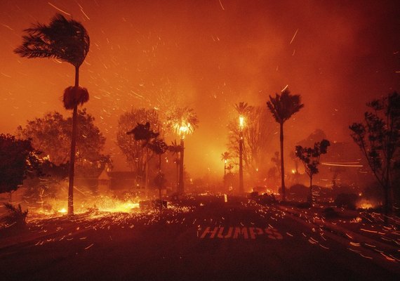 VÍDEO: Incêndios florestais na Califórnia estão fora de controle