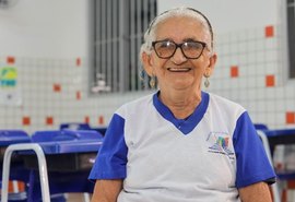 Alagoana de 78 anos ingressa na escola e se orgulha ao escrever seu nome pela primeira vez: 'Pulei de felicidade'