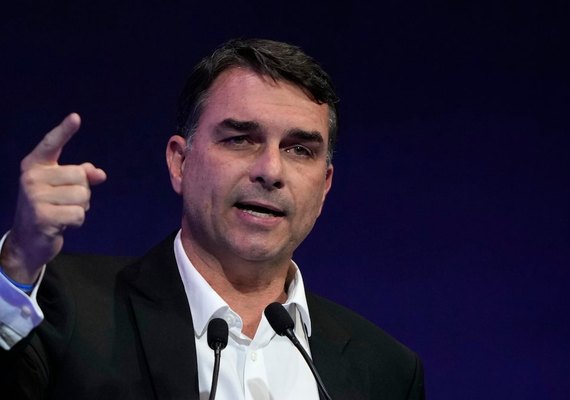 Defesa de Flávio diz ao TSE que IA não exige aval de retratado