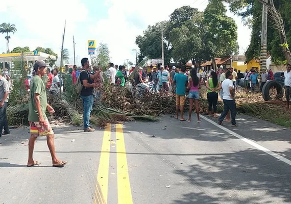 Moradores de Atalaia interditam BR-316 após ficar sem energia a mais de 24 horas