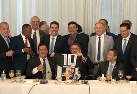 Deputado alagoano presenteia presidente da República com camisa do ASA