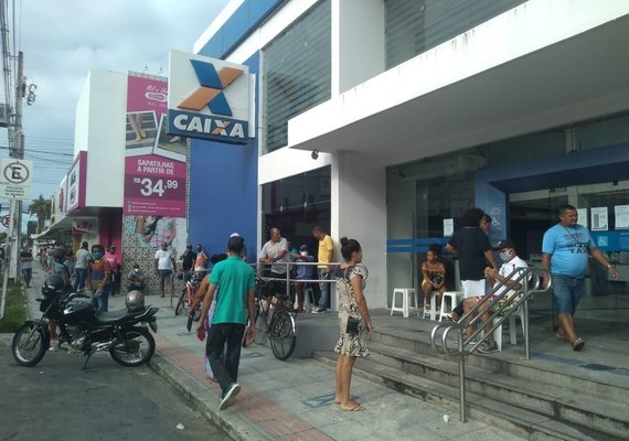 Mesmo com horário antecipado agências Caixa registram longas filas