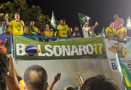 Apoiadores Ponta Verde para celebrar vitória de Bolsonaro