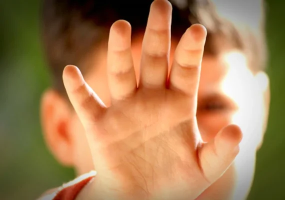 Pai é preso após espancar filho de 3 anos por urinar e defecar na roupa