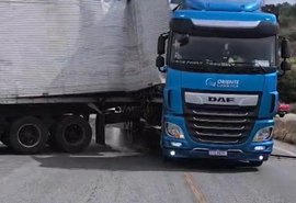 Colisão entre caminhões deixa trânsito lento na BR-101, em Pilar