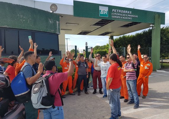 Trabalhadores realizam ato contra a venda de campos petrolíferos em AL