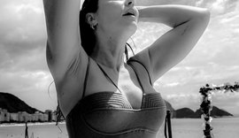 Paolla Oliveira impressiona web após foto com bíquini cavado