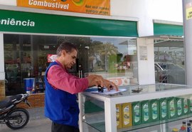 Procon AL fiscaliza postos de combustível em todo o Estado