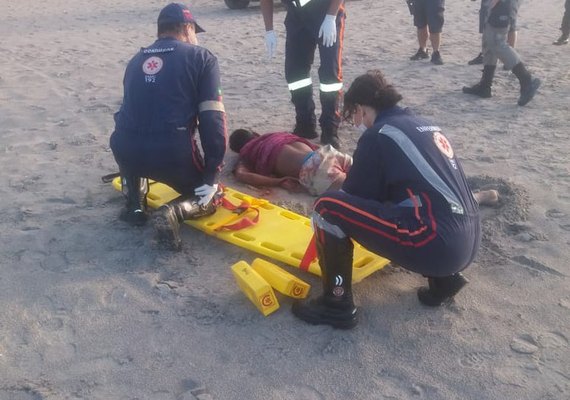 Homem é atacado com vários golpes de facão na praia de Maceió