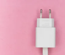 Mitos e verdades: qual o jeito certo de carregar o celular?