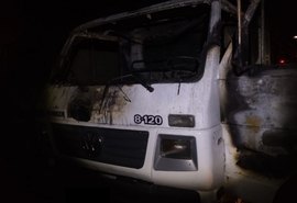 Caminhão com água mineral pega fogo dentro de garagem em União dos Palmares