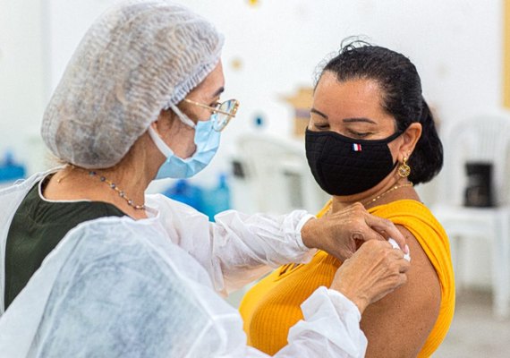 Arapiraca retoma vacinação contra a covid-19 na população a partir de 34 anos