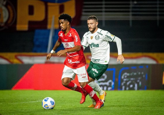 Palmeiras vence o CRB em partida no Rei Pelé