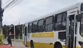 Passageiro depreda ônibus após ele quebrar na Barra de Santo Antônio