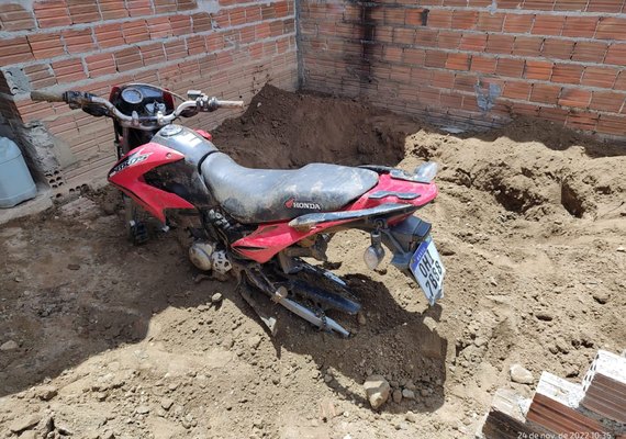 Moto roubada é encontrada enterrada no quintal de casa em Porto Real do Colégio
