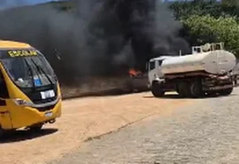 Incêndio atinge Secretaria de Obras em Coité do Nóia e ônibus fica em chamas