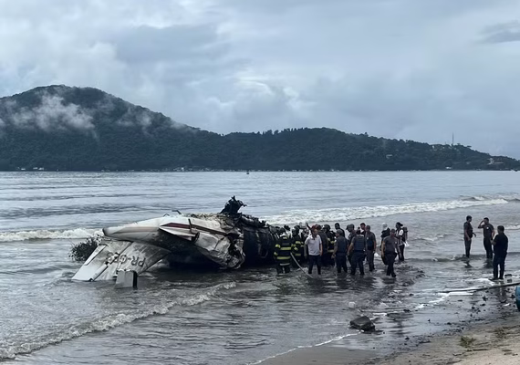VÍDEO: avião cai e explode em praia no Litoral de São Paulo