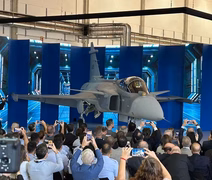 Brasil apresenta primeiro caça supersônico produzido no país