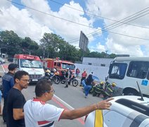 Mototaxista tem braço esmagado em grave acidente na Av. Durval de Góes, em Maceió; passageira também ficou ferida