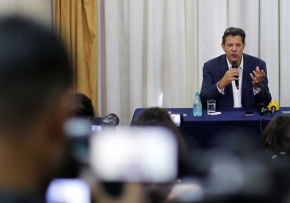 Haddad só cita Lula uma vez e concede entrevista longe da PF