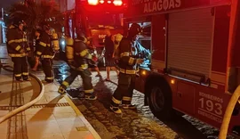 Mulher morre carbonizada após incêndio destruir barracos em Maceió