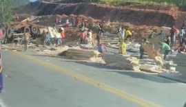Carreta carregada com MDF tomba em Joaquim Gomes e populares saqueiam carga