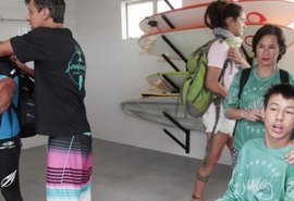 Inaugurada primeira escola de surfe para deficientes no mundo